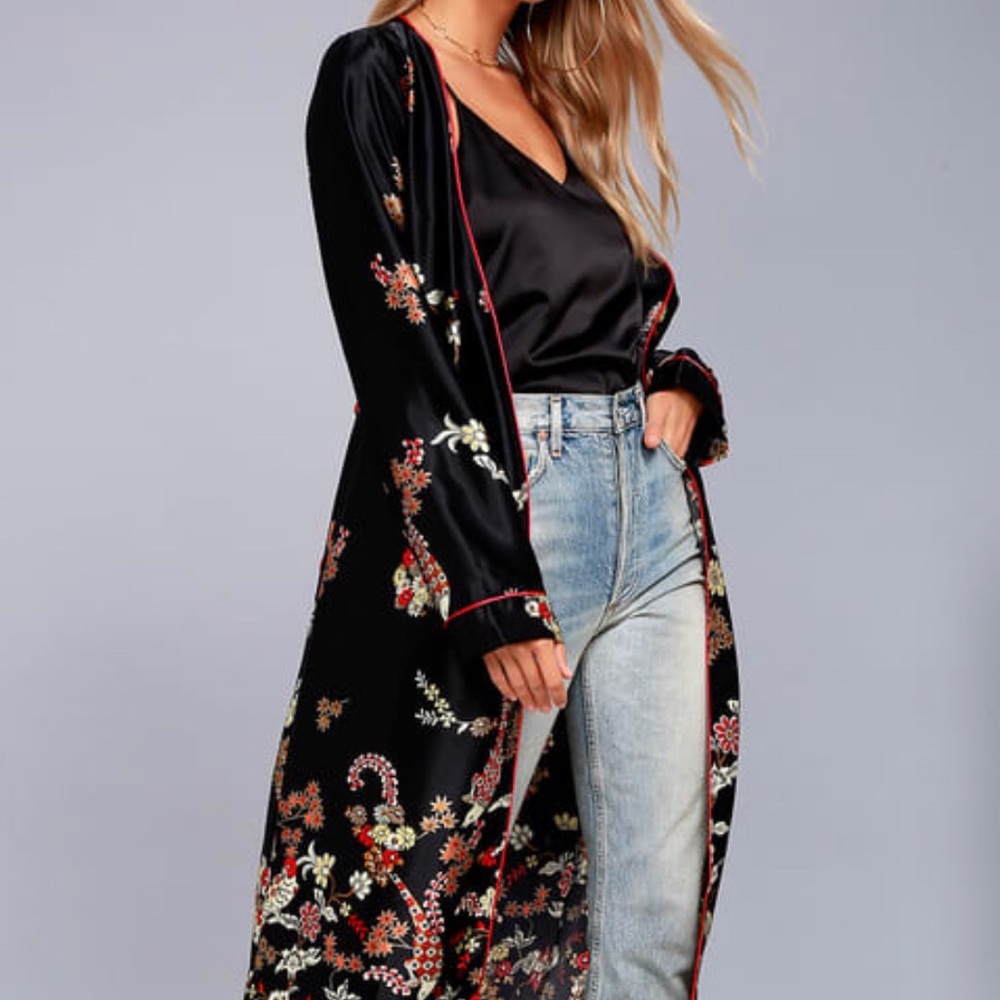 Lulu’s Black Print Satin Kimono